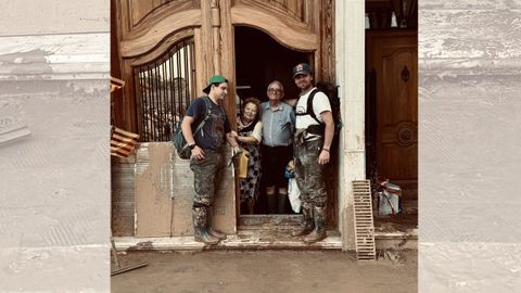 Jacobo Montejo y uno de sus amigos, junto a Pilar Bou y Antonio Escarlich en su casa de Masanasa.