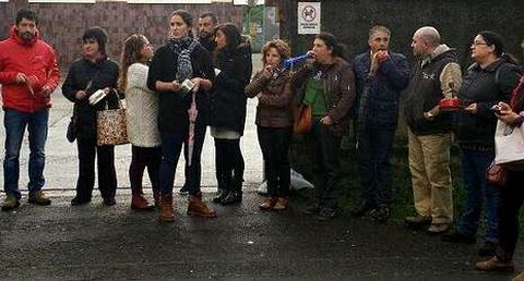 Los padres protestaron a la entrada de clase. 