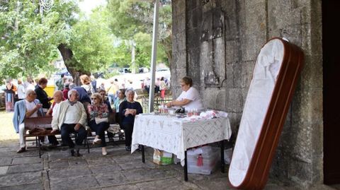 El ataúd se quedó sin ofrecidos en la fiesta del Santo Cristo de Xende, en A Lama