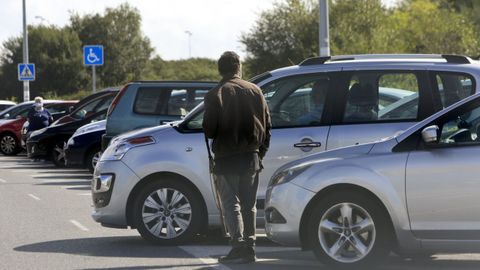 Un aparcacoches, en el prking del HULA.