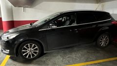 Uno de los veh�culos que apareci� con la ventanilla rota en un garaje de Ribeira.