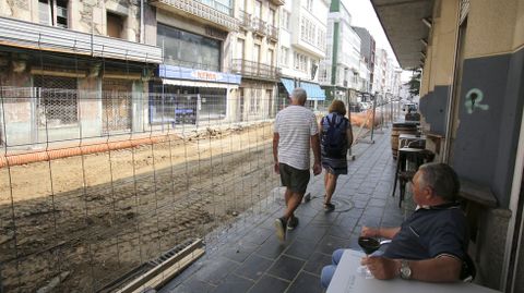 Las terrazas de puestos exteriores se han reducido por el avance de las obras.