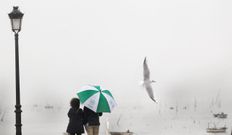 Pareja paseando en un d�a de lluvia y niebla en Vilagarc�a de Arousa