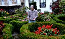Alejandro Lamas observa el cuidado jard�n que posee en Corcubi�n. 