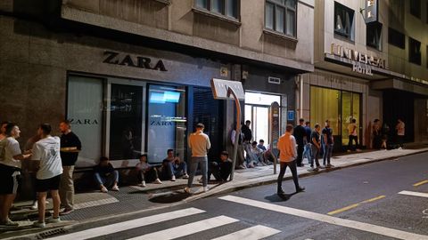 Jvenes esperando un taxi en la parada de la praza de Galicia durante la noche previa al jueves festivo.