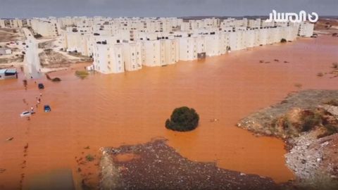 Captura de un vdeo de dron que sobrevol la ciudad de Derna, todava inundada