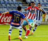 El defensa rojiblanco David de Coz, entre dos jugadores del Recreativo de Huelva. 