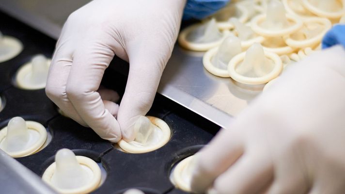 Proceso de fabricaci�n de preservativos en una factor�a de Kuala Lumpur (Malasia).