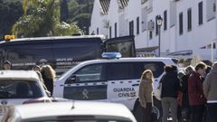 Vecinos de la urbanizaci�n malague�a donde resid�a la mujer asesinada. 