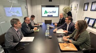 Reunin del presidente de la Diputacin de Pontevedra, Luis Lpez, con responsables de Adif sobre la va verde a Arcade