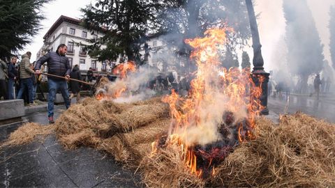 As� fue la tractorada en Oviedo convocada por URA, USAGA, COAG y ASAJA contra el acuerdo de libre comercio entre la Uni�n Europea y los pa�ses del Mercosur