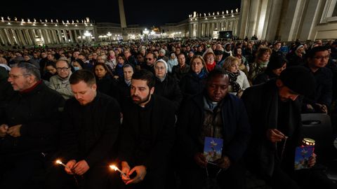 Rosario por la salud del papa en la plaza del Vaticano