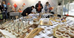 Momento de valoraci�n del jurado de los postres presentados a concurso en San Cibrao ayer. 