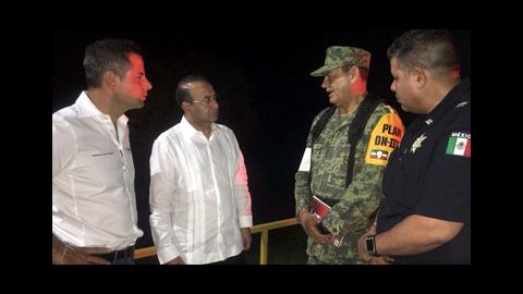 El secretario de Gobernaci�n, Alfonso Navarrete (centro), acompa�ado del gobernador del estado de Oaxaca, Alejandro Murat (izquierda), tras el accidente