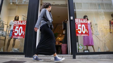 Una tienda luciendo descuentos en su escaparate.