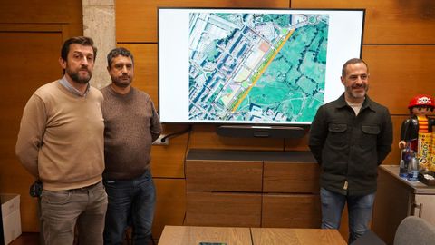 El alcalde de Siero, �ngel Garc�a, junto a Javier Rodr�guez, concejal de Ordenaci�n y Gesti�n Urban�stica, Vivienda y Empleo, y Juan Antonio Freije, t�cnico municipal.