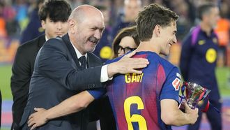 El presidente de la RFEF, Rafael Louz�n, felicita a Gavi durante la entrega del t�tulo de Liga del Barcelona
