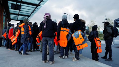 Migrantes esperan en Calais cruza el canal de la Mancha hacia Inglaterra.