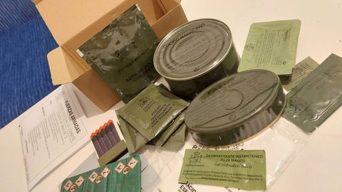 Contenido de un �ladrillo� de las Fuerzas Armadas Espa�olas: comida de tres platos (cocido, sopa, lata de at�n y crema de melocot�n), adem�s de utensilios para prepararla y asearse