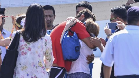 Algunos familiares esperaban a Marta y a David en el aeropuerto. 