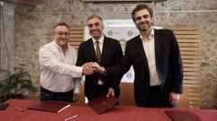 Firma de convenio para dos nuevas l�neas de servicio de bus en Poio este verano