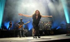 Fher Olvera, cantante de Man�, en el concierto que el grupo dio en el Coliseo en el 2003. 