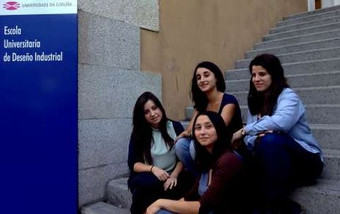 Macarena Arcays, Andrea Mag�n, Tays Ferrer y Susana L�pez, en la escuela de Dise�o Industrial de Ferrol.