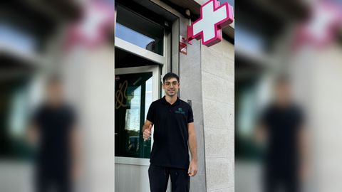 El fisioterapeuta Daniel Lpez, delante de la clnica que ha abierto en el barrio corus de O Castrilln