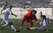 Una jugada del Laxe-Corcubi�n de la pasada temporada con dos equipos que vovler�na jugar. 