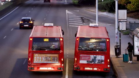 Dos autobuses de la l�nea UDC de la Compa��a de Tranv�as de A Coru�a, durante un servicio.