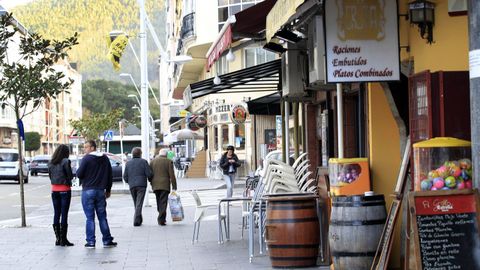 Calle en Covas con varios locales de hostelería