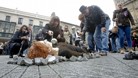 Nin unha mais. Performance de Ana Gesto en la Praza da Peregrina contra la violencia de g�nero