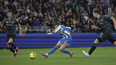 Yeremay dispara a puerta para anotar el gol del Deportivo ante el Castelln