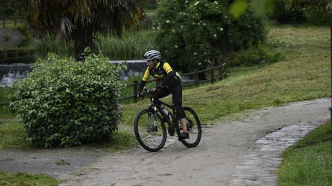 Gente caminando o haciendo deporte por el Paseo de Ponti�as en Lal�n