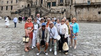Los participantes en la salida cultura en la plaza del Obradoiro