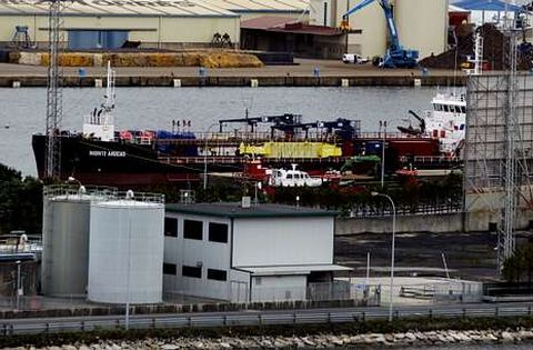 El �Monte Arucas�, en una foto tomada ayer, tiene permiso para suministrar combustible.