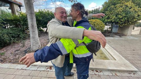 Lluis Claramunt se abraza con Cventan Venchov, el Blgaro, quien lo rescat de la riada en Utiel. A l, y a 40 personas ms