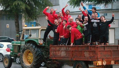 La plantilla del Chantada Atl�tico celebr� por las calles de la capital del Asma su ascenso de categor�a