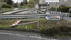 Imagen de archivo de una seal tirada en la rotonda de A Valenz (Barbads) en su lmite con Ourense.