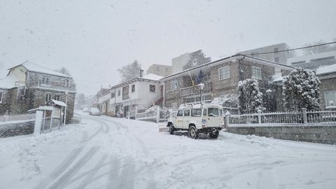 Quitanieves en Celeiros, el casco urbano de Chandrexa de Queixa.
