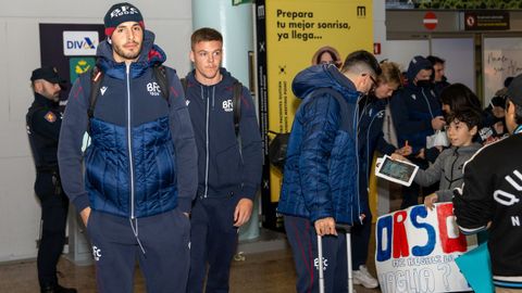 Un nutrido grupo de aficionados italianos esperaron a la expedicin del Bolonia en el aeropuerto de Peinador.