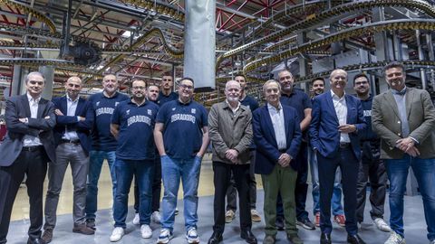 De izquierda a derecha, Fernando Hidalgo (subdirector de La Voz), Rub�n Santamarta (director de La Voz), Alberto Codeso (entrenador ayudante), Fran Hern�ndez (entrenador ayudante), Rub�n Vieira (preparador f�sico), Dejan Kravic (jugador), Diego Epifanio (entrenador), Lois Blanco (Presidente de La Voz), Leo Westermann (jugador), Ra�l L�pez (presidente del Monbus Obradoiro), H�ctor Gal�n (director general del club), Pablo van Vrohenhoven (jefe de prensa del Obradoiro), Xos� Luis Vilela (director de la Fundaci�n Santiago Rey), Jordi Izquierdo (delegado del equipo) y Paulo Alonso (jefe de Deportes). 