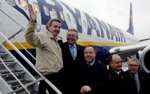 <span lang= es-es >Bienvenido, mister O`Leary</span>. Pérez Varela (Xunta), Bugallo y Candela (Concello) y Juan Silva (Hostelería) recibieron unidos y felices al ejecutivo de Ryanair en el año 2005.