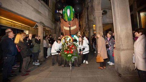 Cortejo f�nebre por el loro Ravachol por las calles de Pontevedra