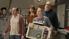 Barry, Denise, Bert y Stuart sosteniendo un aparato multiversal