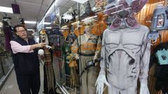 Pedro Manuel Ponce, gerente de la multitienda Agarimo, muestra los disfraces de Halloween m�s vendidos del a�o.