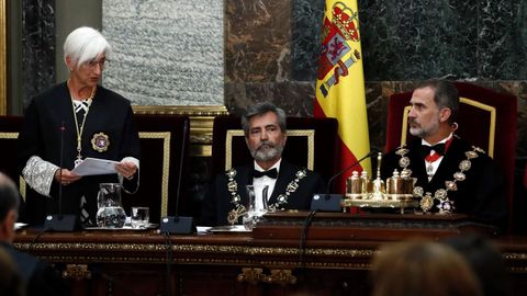 El rey Felipe VI, junto al presidente del Consejo General del Poder Judicial (CGPJ), Carlos Lesmes, escucha la intervenci�n de la fiscala general del Estado, Mar�a Jos� Segarra, en el acto de apertura del a�o judicial