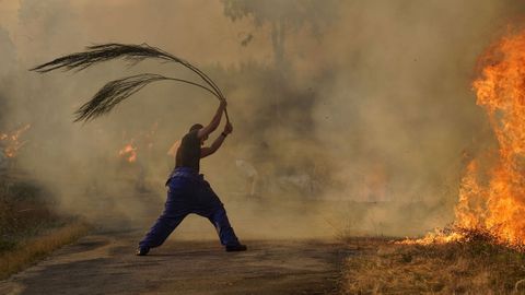 Incendio forestal en Meln, entre las aldeas de Quins y Vilaverde