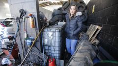 Isabel Sant�rum en el taller que tiene en Cambados, rodeada de neum�ticos, el dep�sito de aceites y otros residuos que genera su negocio