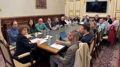 La comisi�n municipal especial sobre el ciclo del agua recibi� la semana pasada explicaciones de los propios autores del informe encargado para decidir el nuevo modelo de gesti�n